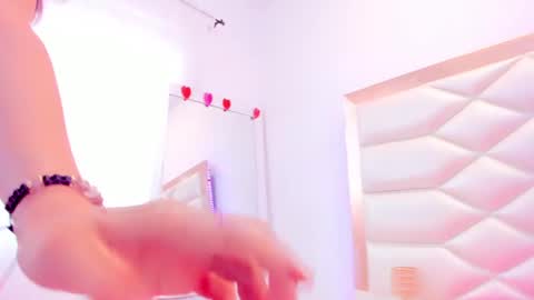 Snapshot of miaqueen021 chatting on February 25, 3:27 pm Sweetie Mia online show from February 25, 3:27 pm