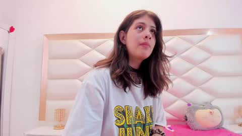 Snapshot of miaqueen021 chatting on March 12, 6:33 pm Sweetie Mia online show from March 12, 6:33 pm