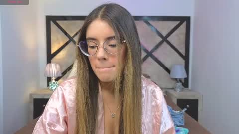 Snapshot of miasilverr chatting on June 25, 7:51 pm Mia online show from June 25, 7:51 pm