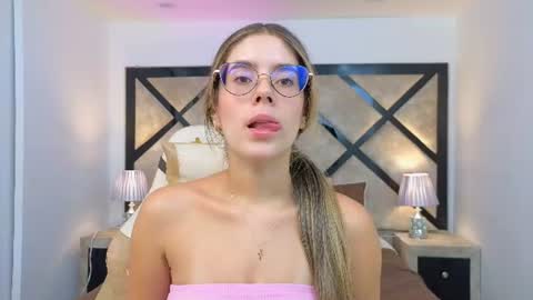 Snapshot of miasilverr chatting on July 18, 7:28 pm Mia online show from July 18, 7:28 pm
