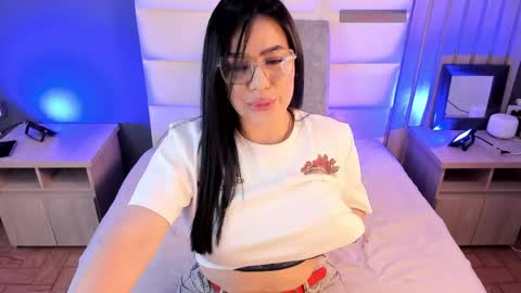 Mia online show from April 6, 8:10 pm