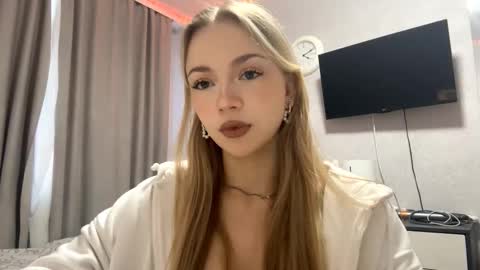 Snapshot of miasuszynski chatting on February 4, 12:00 pm Milana online show from February 4, 12:00 pm