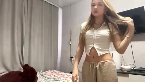 Snapshot of miasuszynski chatting on February 8, 10:18 am Milana online show from February 8, 10:18 am