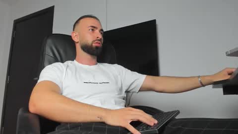 MichaelEvansx online show from September 30, 8:25 pm