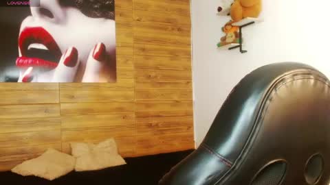 Snapshot of michaelkoiv chatting on May 19, 12:11 pm michaelkoiv online show from May 19, 12:11 pm