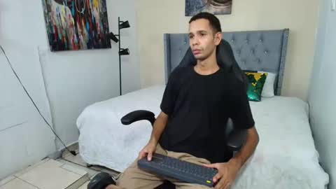 michaell_bellk_ online show from November 1, 6:43 pm