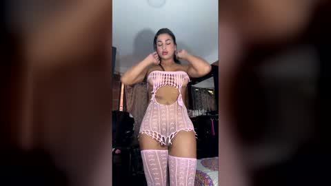 Snapshot of michelle_delatorre chatting on February 25, 1:43 pm MICHELLE DE LA TORRE online show from February 25, 1:43 pm