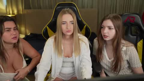 Snapshot of michelleinlove4u chatting on February 15, 12:11 pm Michelle online show from February 15, 12:11 pm