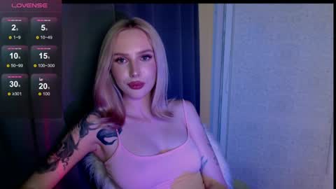 Snapshot of michellevelour chatting on June 26, 8:13 pm Michelle online show from June 26, 8:13 pm