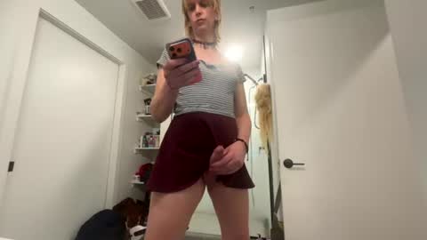 Snapshot of mickisofine chatting on July 20, 2:37 am mickisofine online show from July 20, 2:37 am
