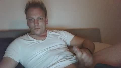 Snapshot of mickkxl chatting on December 3, 7:44 pm mickkxl online show from December 3, 7:44 pm