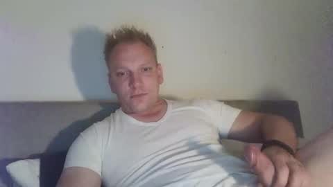 Snapshot of mickkxl chatting on October 27, 12:09 pm mickkxl online show from October 27, 12:09 pm