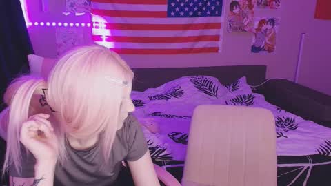 Snapshot of midnight_memories chatting on February 20, 1:46 am Kai and Angel online show from February 20, 1:46 am