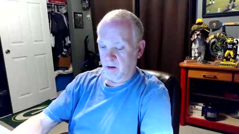 Snapshot of midwestdad09 chatting on April 17, 8:17 am midwestdad09 online show from April 17, 8:17 am
