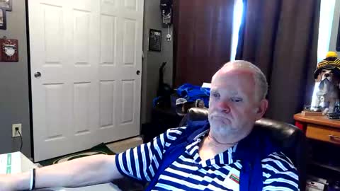 Snapshot of midwestdad09 chatting on April 18, 1:48 pm midwestdad09 online show from April 18, 1:48 pm