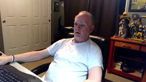 Snapshot of midwestdad09 chatting on April 20, 10:07 am midwestdad09 online show from April 20, 10:07 am