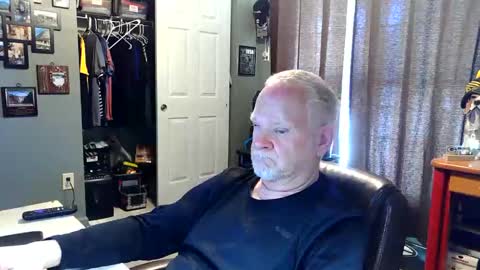 Snapshot of midwestdad09 chatting on April 21, 9:28 pm midwestdad09 online show from April 21, 9:28 pm