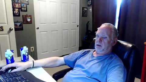 Snapshot of midwestdad09 chatting on April 24, 7:05 pm midwestdad09 online show from April 24, 7:05 pm