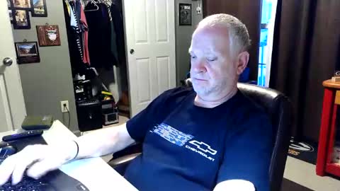 Snapshot of midwestdad09 chatting on April 26, 10:57 am midwestdad09 online show from April 26, 10:57 am