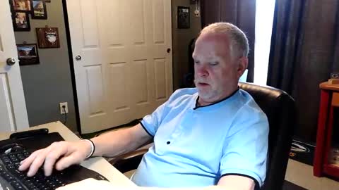 Snapshot of midwestdad09 chatting on April 27, 2:04 pm midwestdad09 online show from April 27, 2:04 pm