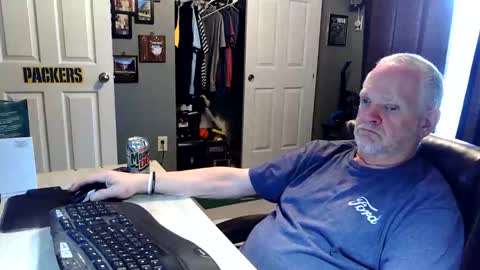 Snapshot of midwestdad09 chatting on April 29, 6:25 pm midwestdad09 online show from April 29, 6:25 pm