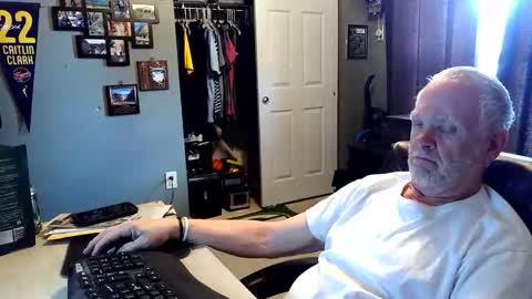 Snapshot of midwestdad09 chatting on May 1, 5:17 pm midwestdad09 online show from May 1, 5:17 pm