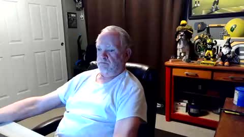 Snapshot of midwestdad09 chatting on May 4, 8:54 am midwestdad09 online show from May 4, 8:54 am