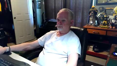 Snapshot of midwestdad09 chatting on May 13, 7:11 pm midwestdad09 online show from May 13, 7:11 pm