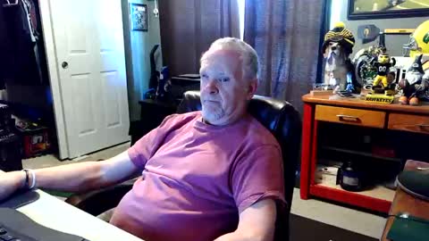 Snapshot of midwestdad09 chatting on May 14, 2:13 pm midwestdad09 online show from May 14, 2:13 pm