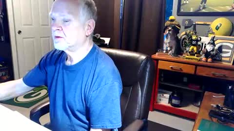 Snapshot of midwestdad09 chatting on May 17, 10:22 am midwestdad09 online show from May 17, 10:22 am