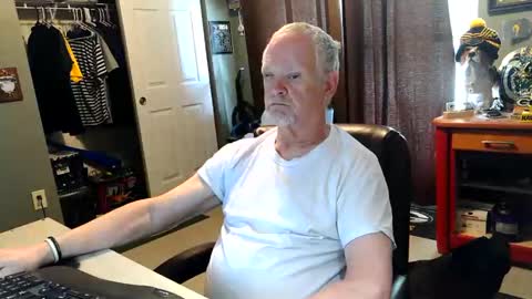 Snapshot of midwestdad09 chatting on May 21, 9:22 pm midwestdad09 online show from May 21, 9:22 pm