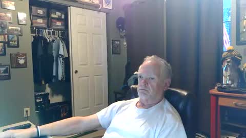 Snapshot of midwestdad09 chatting on May 31, 10:33 am midwestdad09 online show from May 31, 10:33 am