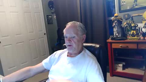 Snapshot of midwestdad09 chatting on June 1, 9:55 am midwestdad09 online show from June 1, 9:55 am