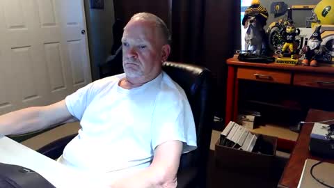 Snapshot of midwestdad09 chatting on June 7, 10:52 am midwestdad09 online show from June 7, 10:52 am