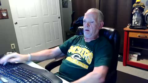 Snapshot of midwestdad09 chatting on June 14, 7:43 am midwestdad09 online show from June 14, 7:43 am