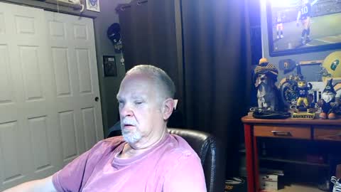 Snapshot of midwestdad09 chatting on June 15, 9:44 am midwestdad09 online show from June 15, 9:44 am