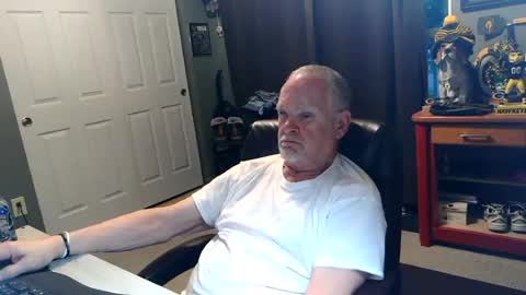 Snapshot of midwestdad09 chatting on June 18, 1:06 am midwestdad09 online show from June 18, 1:06 am