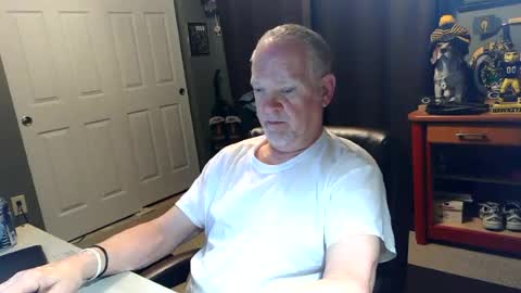 Snapshot of midwestdad09 chatting on June 18, 9:25 am midwestdad09 online show from June 18, 9:25 am