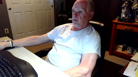 Snapshot of midwestdad09 chatting on June 19, 12:26 am midwestdad09 online show from June 19, 12:26 am