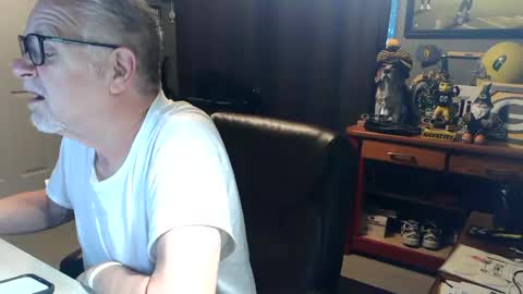 Snapshot of midwestdad09 chatting on June 21, 10:51 am midwestdad09 online show from June 21, 10:51 am
