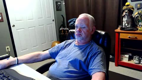 Snapshot of midwestdad09 chatting on June 22, 6:10 am midwestdad09 online show from June 22, 6:10 am