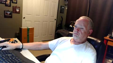 Snapshot of midwestdad09 chatting on July 5, 9:27 am midwestdad09 online show from July 5, 9:27 am