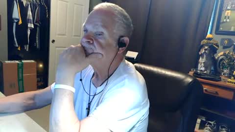 Snapshot of midwestdad09 chatting on July 6, 12:40 am midwestdad09 online show from July 6, 12:40 am