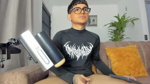 Snapshot of miguel_turqueza chatting on May 22, 12:51 am miguel_turqueza online show from May 22, 12:51 am