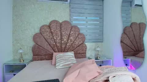 Mia  online show from December 15, 11:58 am