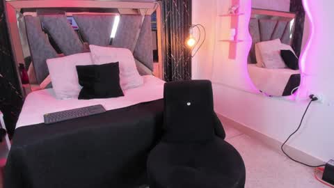 Snapshot of miia_deluxe_ chatting on May 9, 2:06 am miia_deluxe_ online show from May 9, 2:06 am