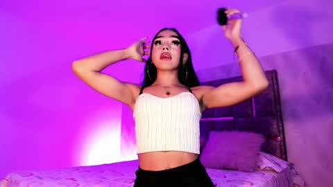 Snapshot of miia_sophia chatting on December 18, 1:44 am online show from December 18, 1:44 am