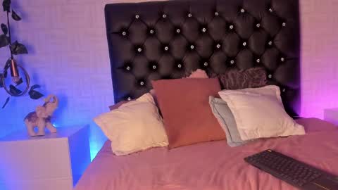 Snapshot of miia_taylor_1_ chatting on February 26, 11:15 pm Mia online show from February 26, 11:15 pm