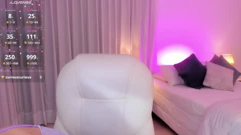 Snapshot of miiaa_evans chatting on December 3, 3:30 am Mia online show from December 3, 3:30 am