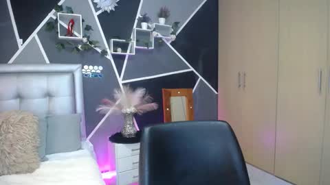 miiaa_k online show from October 21, 1:01 pm